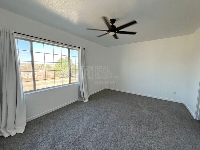 Building Photo - 811 E 98th-505