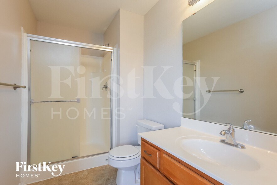 Building Photo - 11512 N Windsor Ave