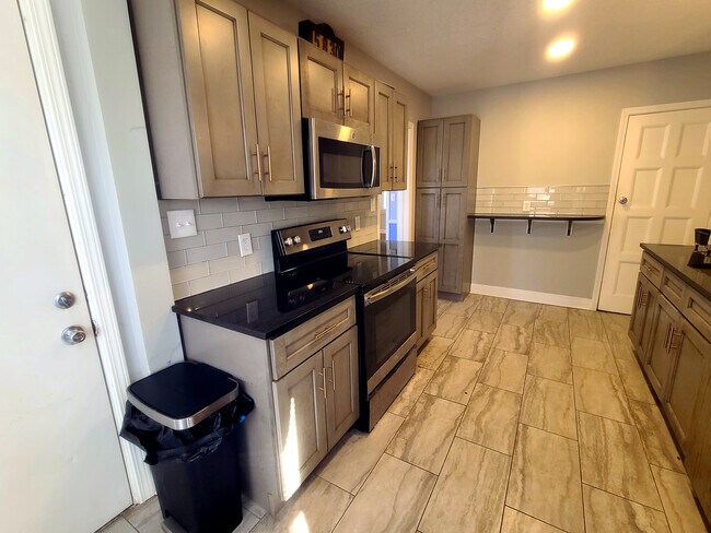 Building Photo - 5830 Paseo Blvd