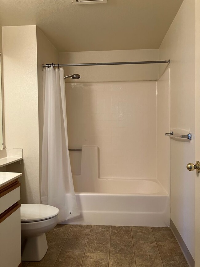 Building Photo - Updated 2 Bedroom, 2 Bath Condo in Gated C...