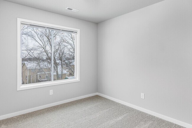 Building Photo - Modern Comfort in the Heart of Norwalk