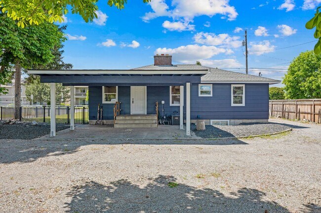 Building Photo - Gorgeous North Side Home With Shop!