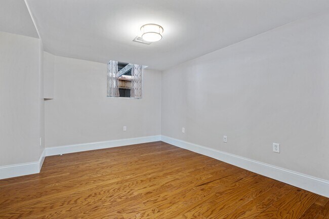 Building Photo - 15 Strathmore Rd