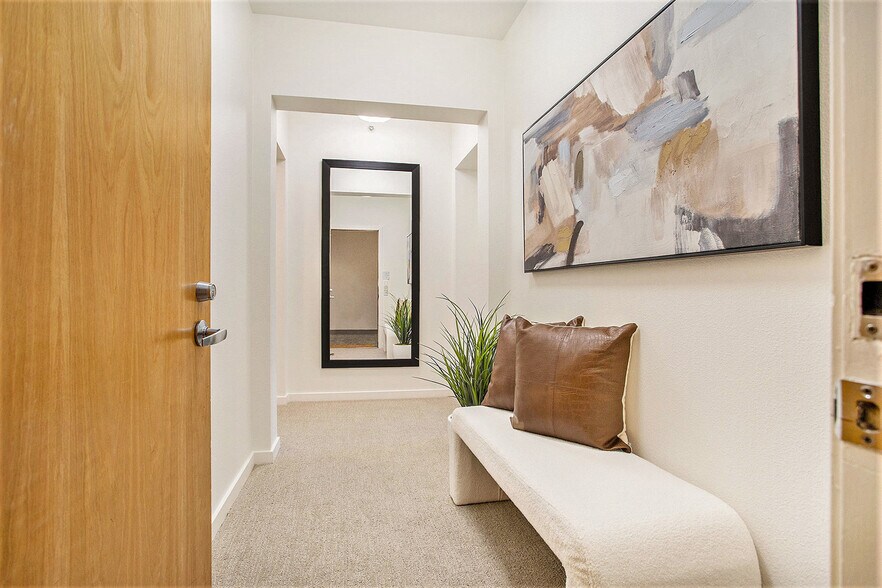 Foyer - 1655 N California Blvd