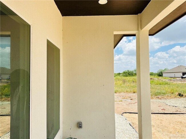 Building Photo - 1016 West Dr