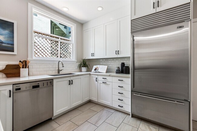 Building Photo - 228 Mallorca Way