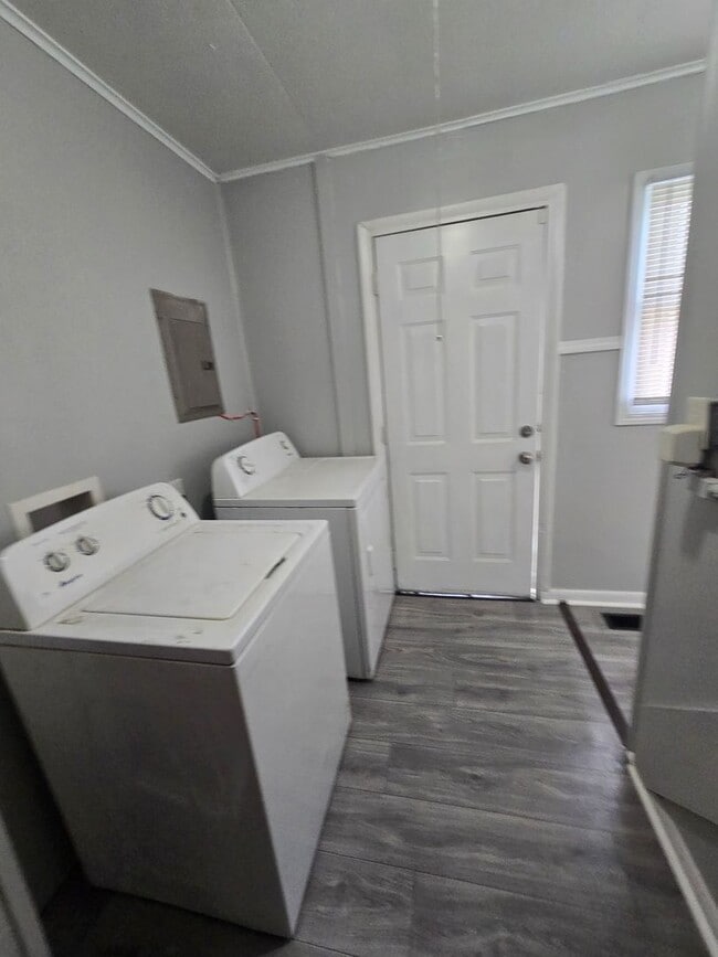 Building Photo - Westside Two Bedroom Home Located Near 21st and Concord
