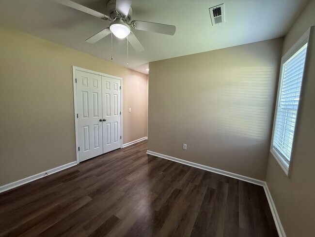 Building Photo - Nice 2 Bedroom, 2 bath duplex.
