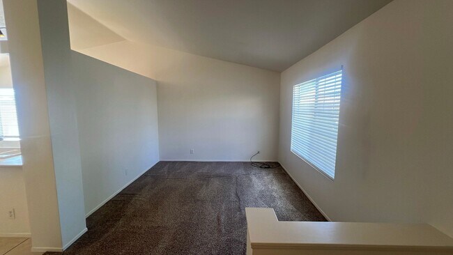 Building Photo - Single Story Rosamond home