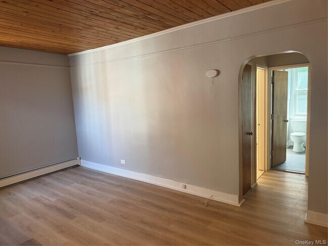 Building Photo - 572 Warburton Ave