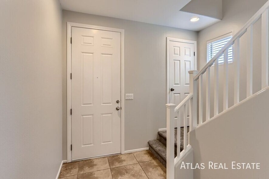 Building Photo - 7581 S Royal Crown Ct