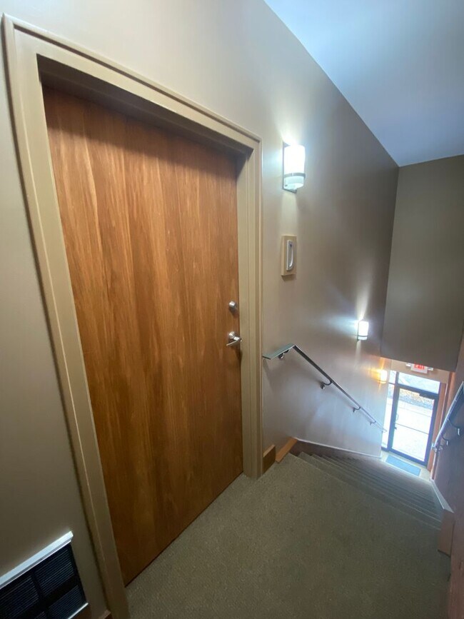 Building Photo - One Bedroom Apartment