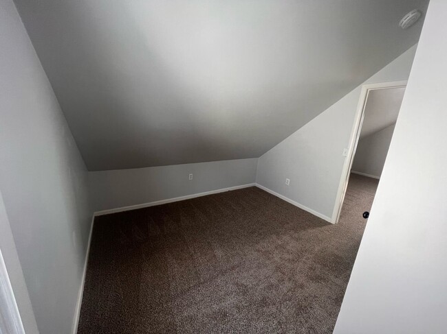 Building Photo - Move-In Ready- 2 bedroom/1 Bath Home in Eastpointe