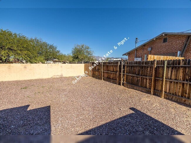 Building Photo - 3211 E Edison St