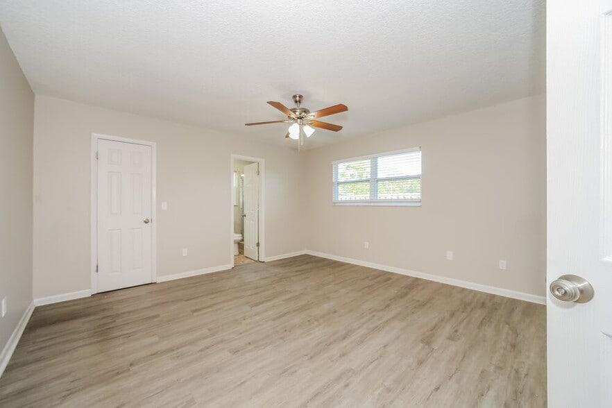 Building Photo - 3127 Watson Dr S