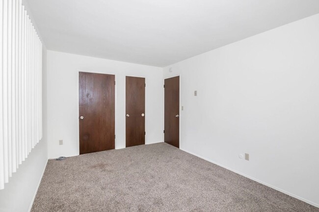 Building Photo - SPACIOUS 2BD/1.5BA TOP FLOOR UNIT IN THE H...