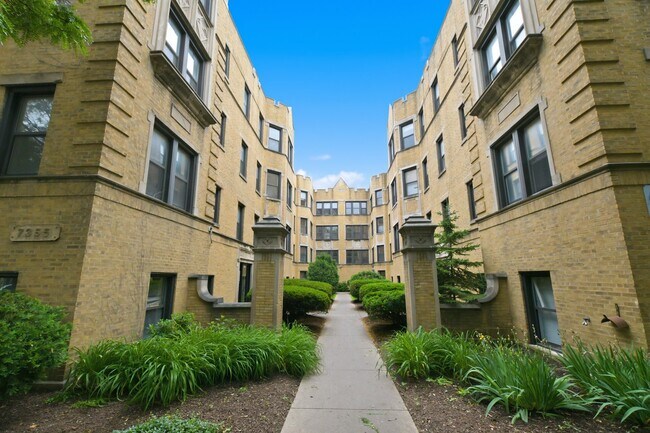 Building Photo - 7351 N Damen Ave