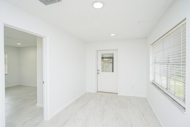 Building Photo - 494 Romano St