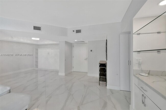 Building Photo - 16425 Collins Ave