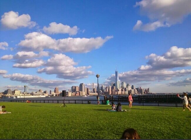 Building Photo - 102 Hudson St