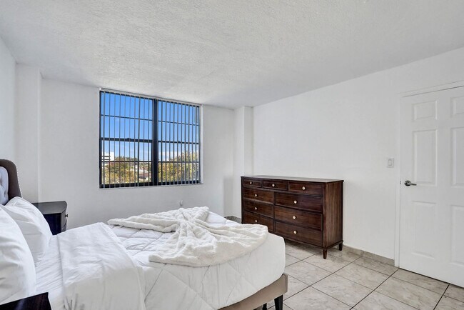 Building Photo - 777 NW 155th Ln