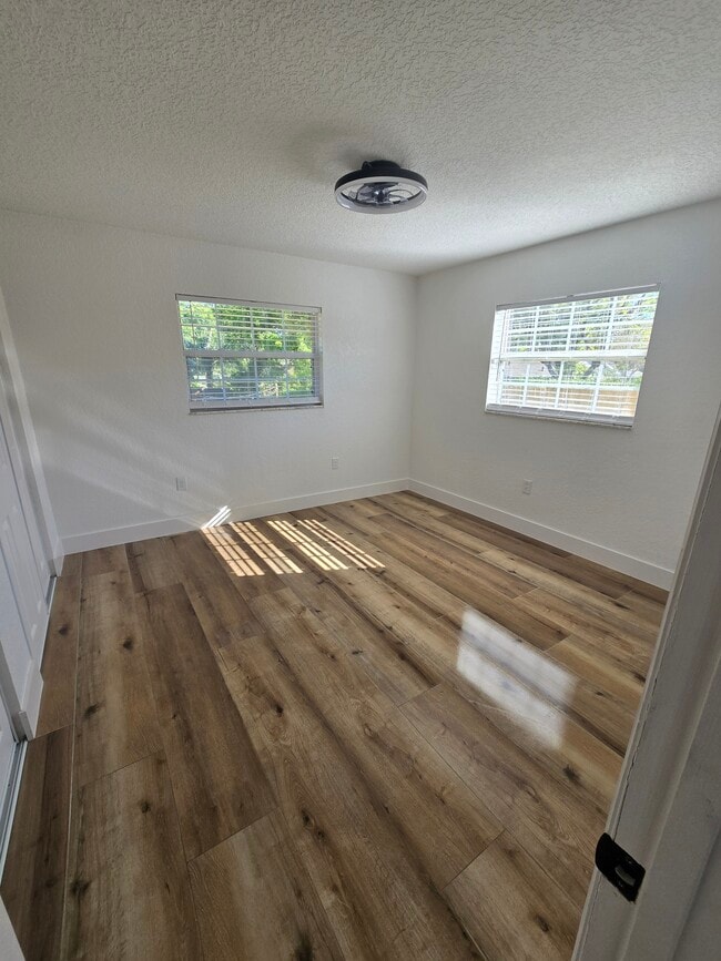 Building Photo - 383 Floral Dr