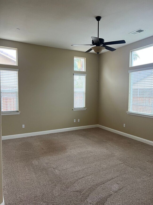 Building Photo - Beautiful Family Home