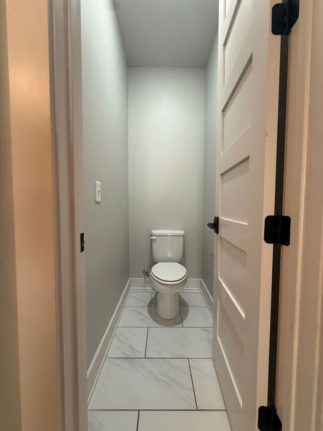 Building Photo - Modern 2 Bedroom Condo in the Heart of Melrose