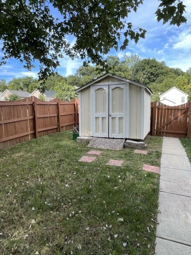 Building Photo - 3 Bedroom Corner Lot home with Great Backy...