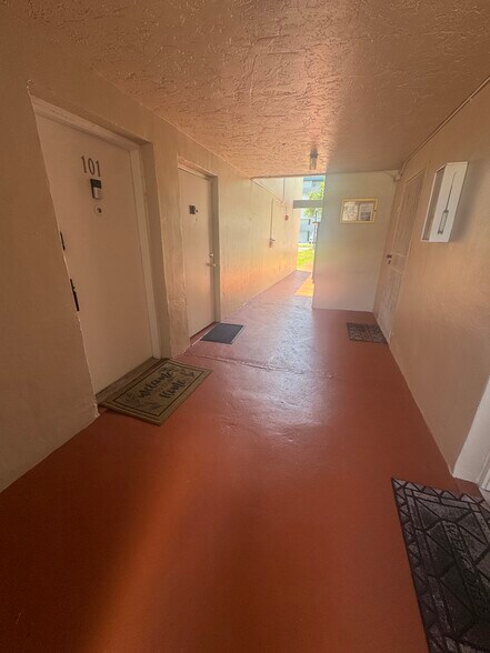 Building Photo - 8873A Fontainebleau Blvd