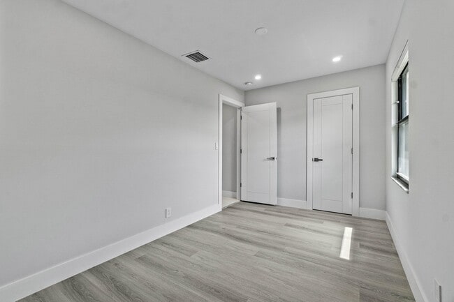 Building Photo - 820 SW 16th St