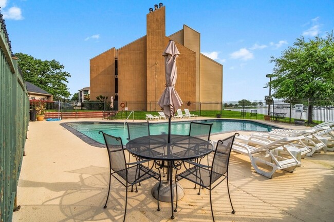 Building Photo - 12600 Melville Dr