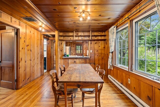 Building Photo - Charming Black Mountain Rental!