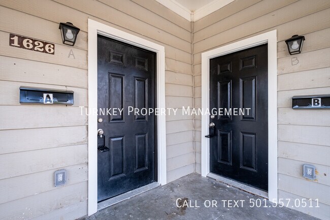 Building Photo - Renovated 3 bed 2 bath duplex! Half off 1s...