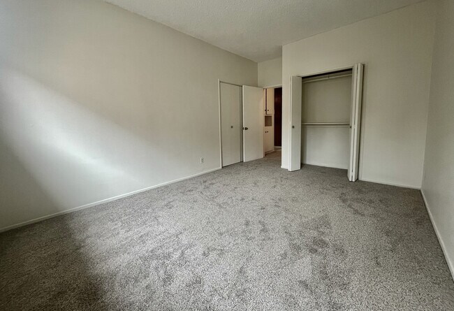Building Photo - 6174 Buckingham Pky