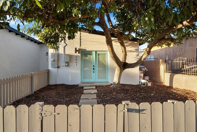 Building Photo - ? Modern Studio in National City – Furnish...