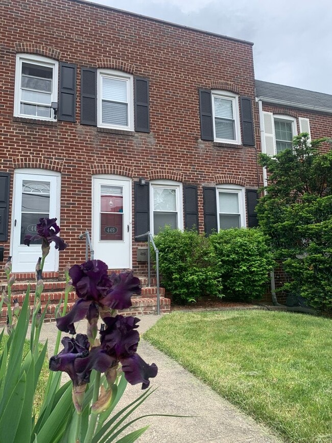 Building Photo - THREE BEDROOM TOWNHOME