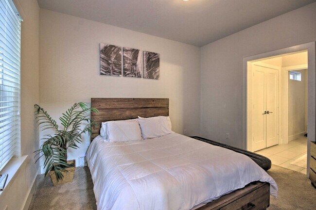 Building Photo - 2107 Stuart St