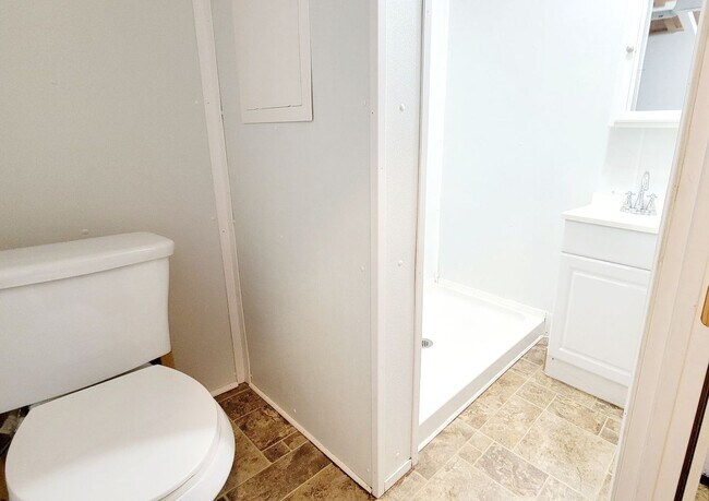 Building Photo - 5 Bedroom/ 2 Bathroom House - Downtown Available - 06/04/2026