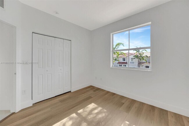 Building Photo - 964 NE 41st Pl