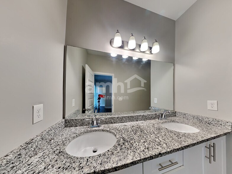 Building Photo - 5211 Tupelo St