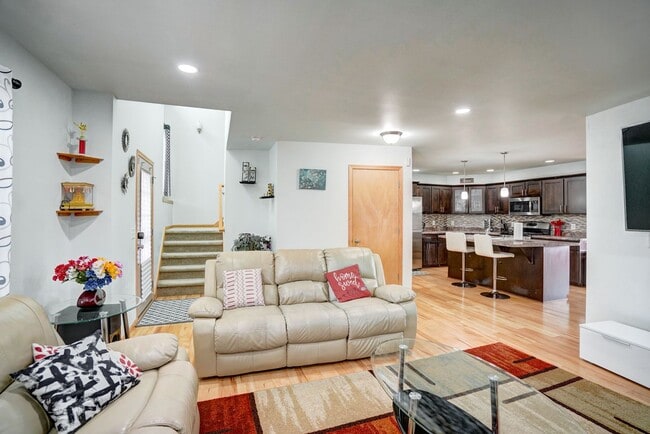 Building Photo - 818 Redan Dr