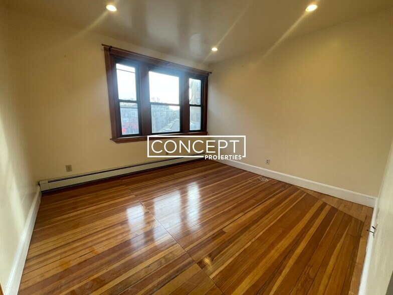 Building Photo - 369 Centre St