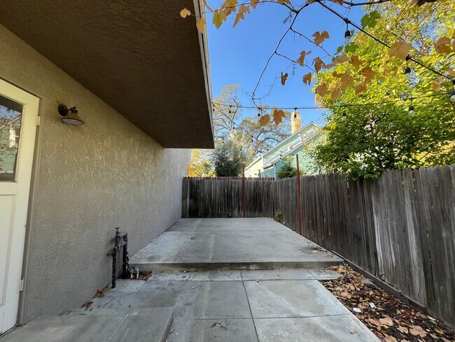 Primary Photo - 1805 Oak St