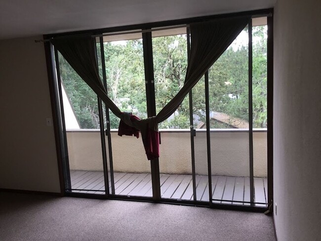 Building Photo - Beautiful 2 Bedroom, 2.5Bathroom Duplex Located Near Amazon Park