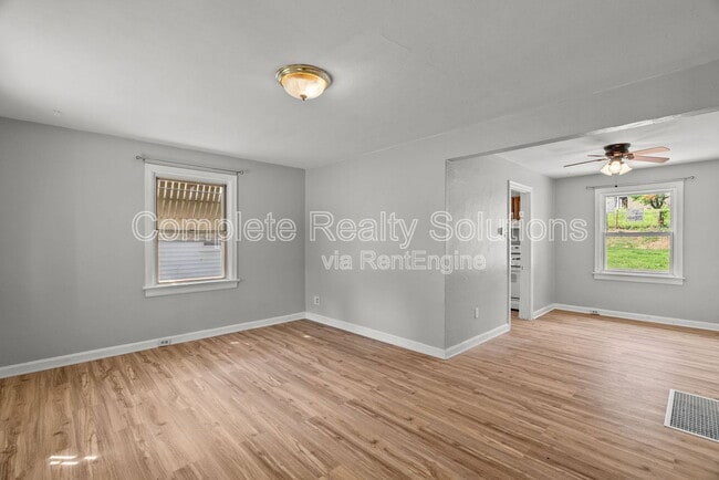 Building Photo - 7129 Greenhaven Dr