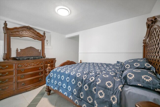 Building Photo - 4408 E Riverside Dr