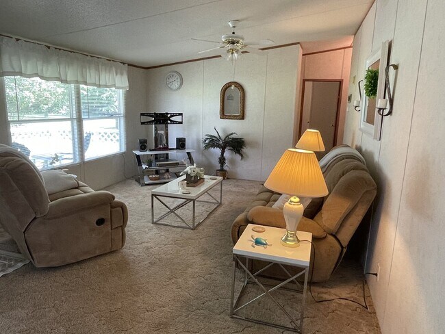 Building Photo - Furnished 3 bedroom 2 full bathroom Manufa...