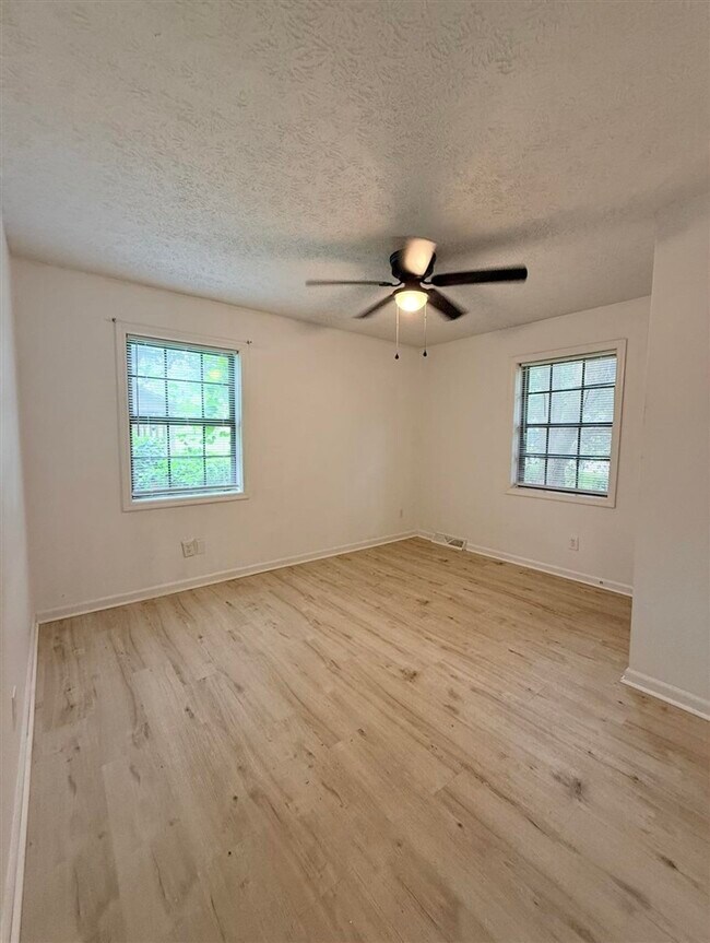 Building Photo - 806 Shawnee Way