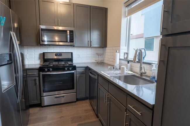 Building Photo - 2827 Manor Rd